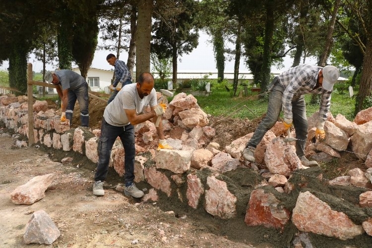 Kocaeli'de 17 Mezarlıkta Taş Duvar ve Tel Çit İnşaatı Başladı